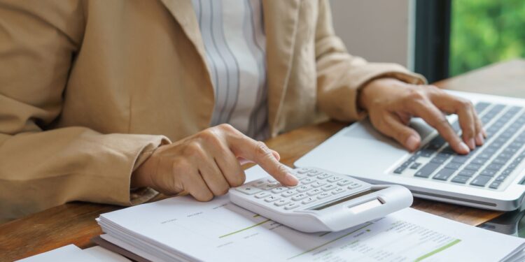 Reforma pensional prevé reducción progresiva de semanas para mujeres desde 2026