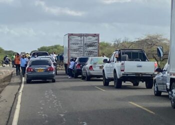 Docentes bloquean la vía El Pájaro–Manaure para exigir pago de salarios atrasados