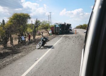Conductor resulta lesionado tras volcamiento de tractocamión en la vía Maicao–Riohacha