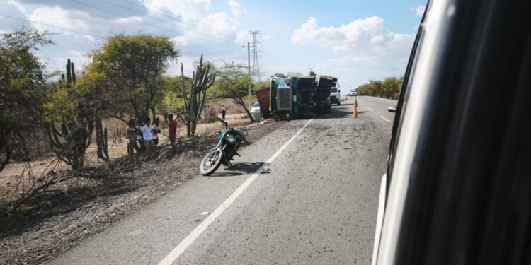 Conductor resulta lesionado tras volcamiento de tractocamión en la vía Maicao–Riohacha