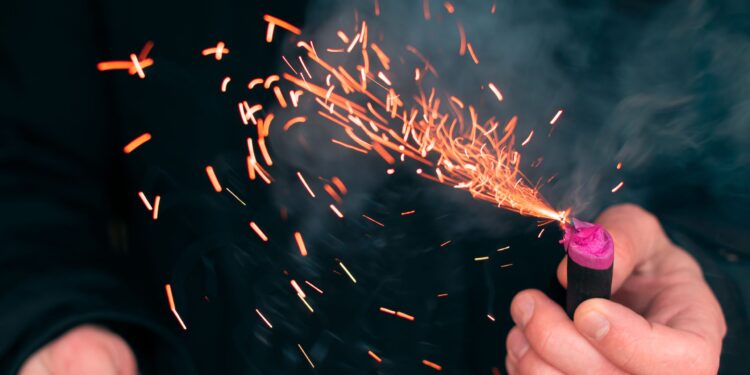 Noche de Velitas deja más de 100 quemados por pólvora en Colombia