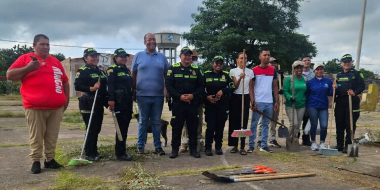 Autoridades locales y residentes adelantan jornada de embellecimiento en el Parque Santander de Maicao