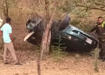 Accidente entre un bus y un automóvil causa daños materiales en la vía Riohacha–Camarones
