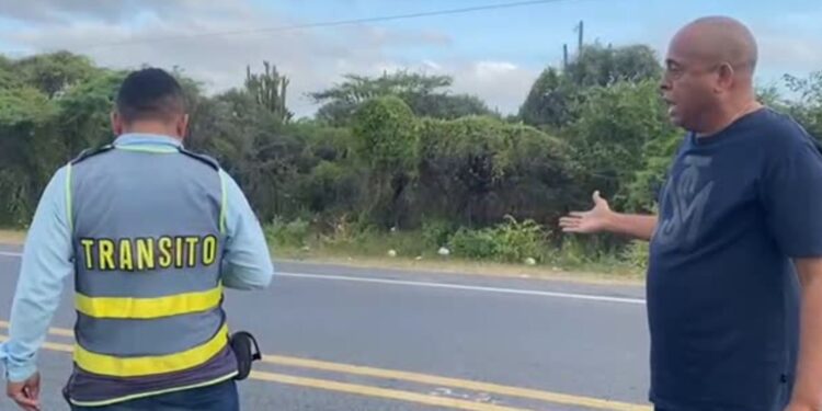 Conductor denuncia presunta extorsión por parte de un agente de tránsito en Maicao