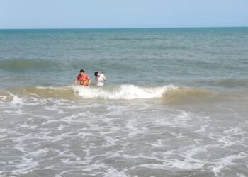 Salvavidas rescata a adolescente de las playas de Riohacha