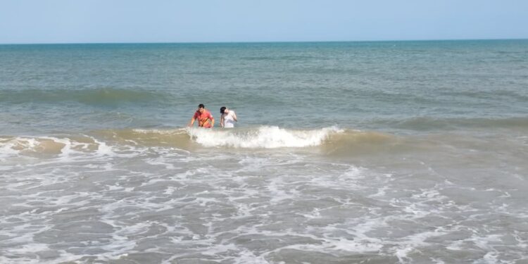 Salvavidas rescata a adolescente de las playas de Riohacha