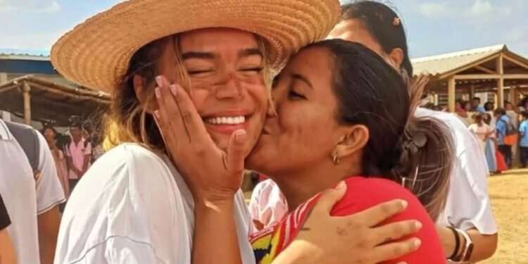 Karol G comparte música y solidaridad con familias Wayuu en Manaure