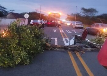 Docentes bloquean la vía Riohacha–Maicao por falta de pagos