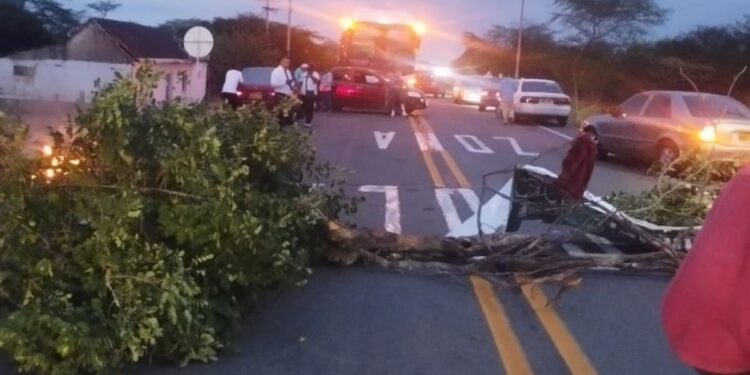 Docentes bloquean la vía Riohacha–Maicao por falta de pagos
