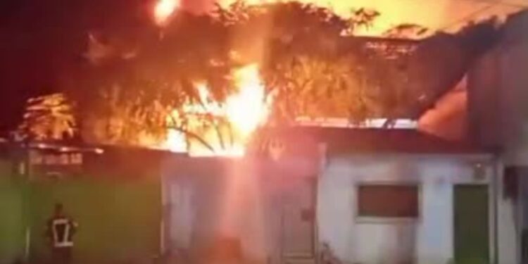 Incendio consume fábrica de colchones en Malambo, Atlántico