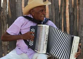 Náfer Durán, a sus 93 años continúa con el acordeón al pecho
