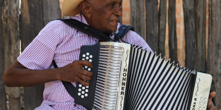 Náfer Durán, a sus 93 años continúa con el acordeón al pecho