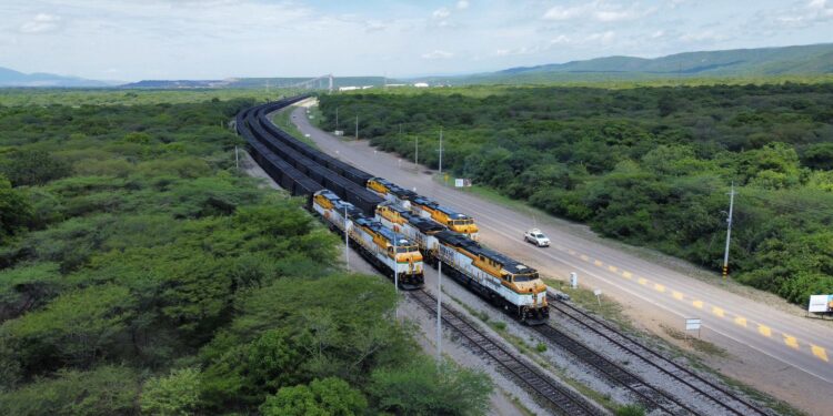 Cerrejón reporta 12 bloqueos en enero que afectan la línea férrea y Puerto Bolívar en La Guajira