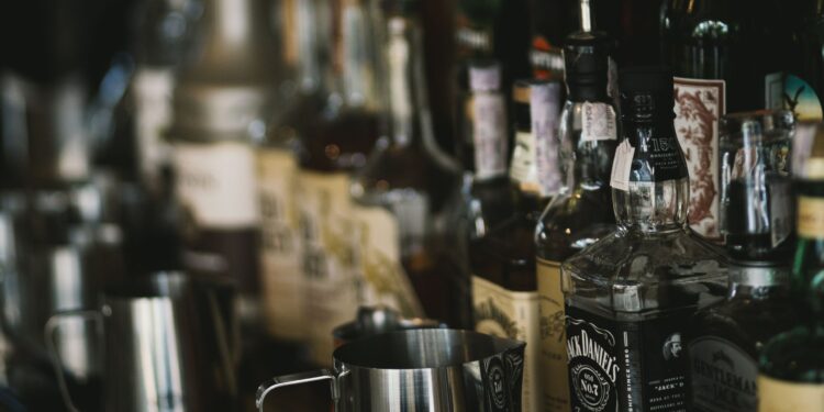 Alza histórica de impuestos dispara precios de licores y cigarrillos tras nuevo decreto del Gobierno