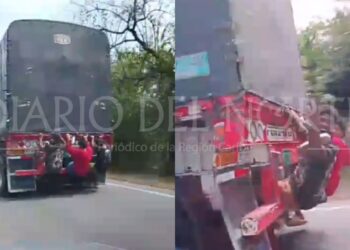 Denuncian riesgosa práctica de jóvenes que se suben a vehículos de carga en la vía Urumita–Villanueva