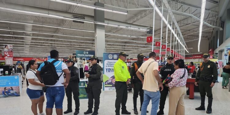 Gaula refuerza prevención contra secuestro y extorsión con jornada pedagógica en centro comercial de Riohacha