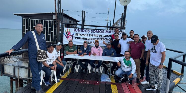 Protesta de trabajadores en el muelle turístico de Riohacha por presunto incumplimiento laboral