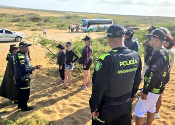 Policía Nacional refuerza seguridad y movilidad en La Guajira con operativo en zonas turísticas y viales