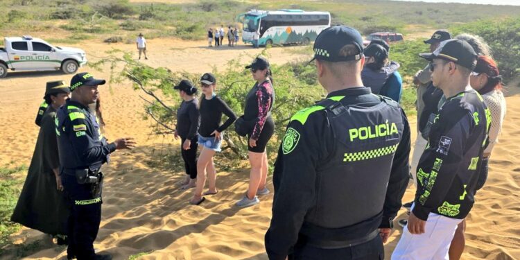 Policía Nacional refuerza seguridad y movilidad en La Guajira con operativo en zonas turísticas y viales