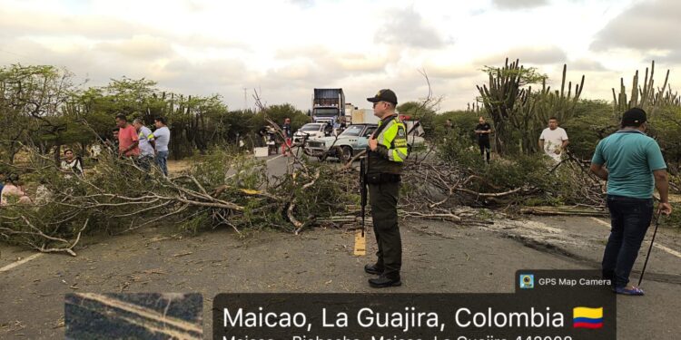 Comunidad wayuu bloquea la vía Riohacha–Maicao en protesta por el arrollamiento de uno de sus miembros
