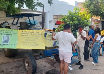 Familia mantiene protesta en Villanueva por falta de traslado médico de joven en estado crítico