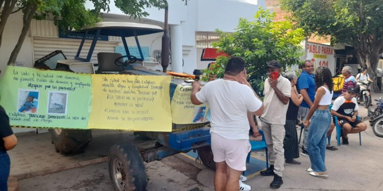 Familia mantiene protesta en Villanueva por falta de traslado médico de joven en estado crítico