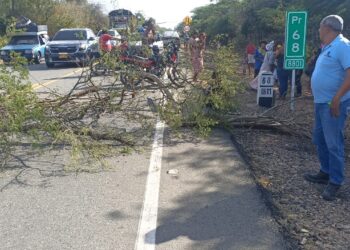Comunidad wayuu bloquea la vía Paradero–Maicao por incumplimiento de acuerdos en servicios públicos