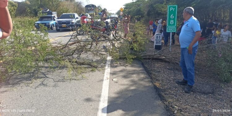 Comunidad wayuu bloquea la vía Paradero–Maicao por incumplimiento de acuerdos en servicios públicos