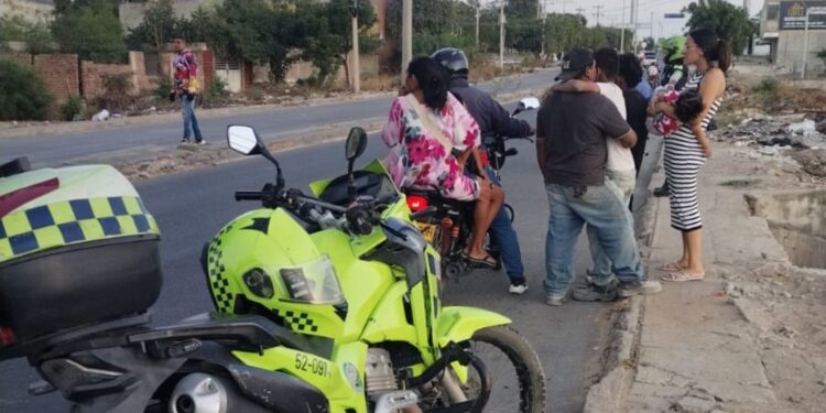 Accidente de tránsito en la salida Riohacha–Maicao deja dos menores heridos; conductor huyó del lugar