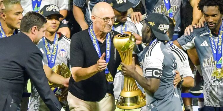 Junior de Barranquilla y Alfredo Arias: ganadores del premio al mejor equipo y entrenador de Colombia 2025