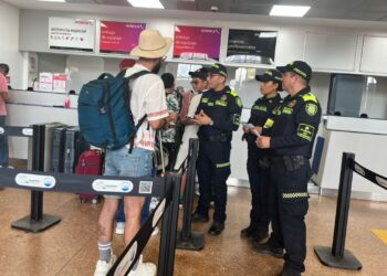 Policía de Turismo fortalece la seguridad de visitantes en el aeropuerto Almirante Padilla de Riohacha