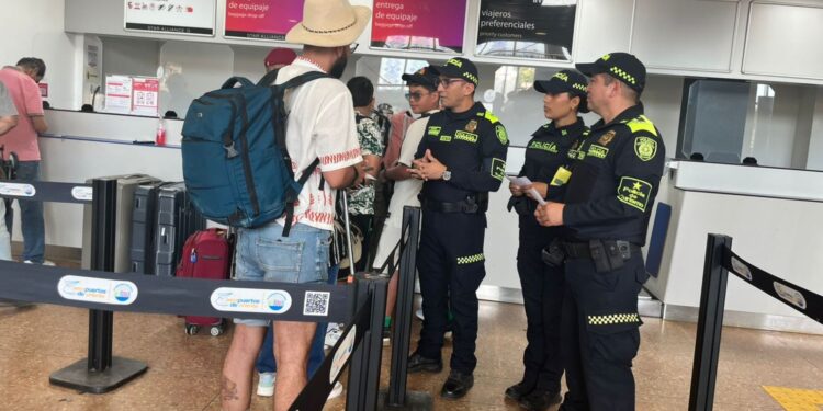 Policía de Turismo fortalece la seguridad de visitantes en el aeropuerto Almirante Padilla de Riohacha
