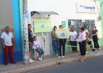 Madre protesta por falta de traslado urgente de su bebé prematuro por parte de Cajacopi