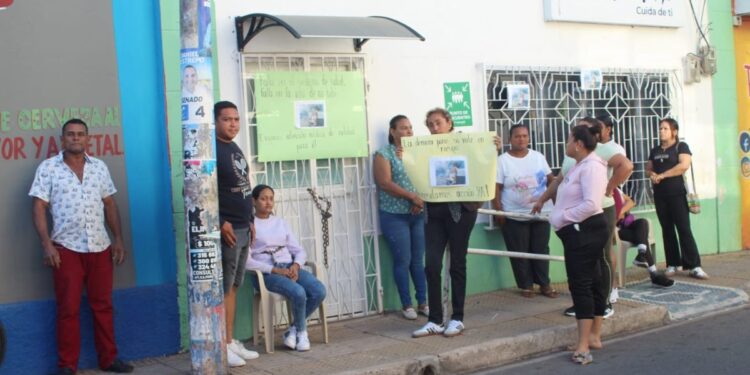 Madre protesta por falta de traslado urgente de su bebé prematuro por parte de Cajacopi