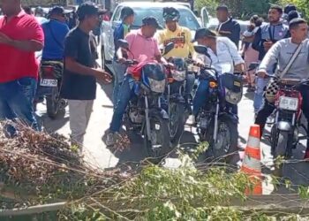 Habitantes del barrio Ciudad Albania bloquean vía por falta de reductores de velocidad