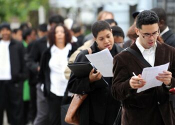 Desempleo en Colombia cayó al 8,9% en 2025 la cifra más baja desde 2001, pero la informalidad supera el 55%