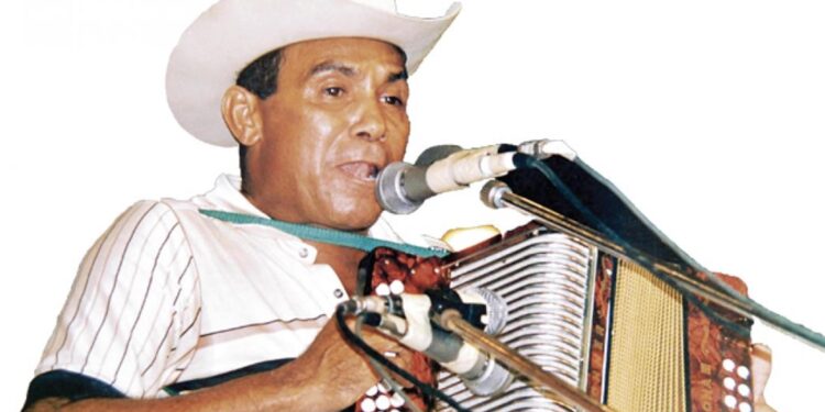Nicolás “Colacho” Mendoza hizo sonar su acordeón con la Orquesta Guayacán