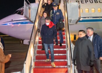 Petro llega a Washington para una agenda oficial que incluye reunión con Trump en la Casa Blanca