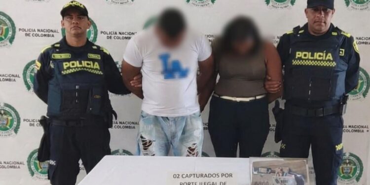 Capturan a dos personas e incautan un revólver en operativo de control en el barrio Arriba de Riohacha