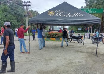 Bloqueo de habitantes de Río Cañas en Puerto Brisa obliga a suspender operaciones de forma indefinida