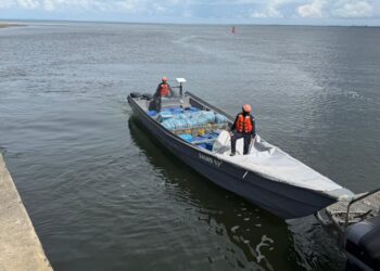 Armada incauta 2,3 toneladas de cocaína en una embarcación en el Pacífico