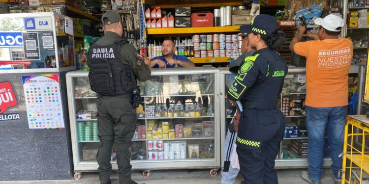 Policía refuerza prevención de extorsión con jornada pedagógica dirigida a comerciantes en Uribia