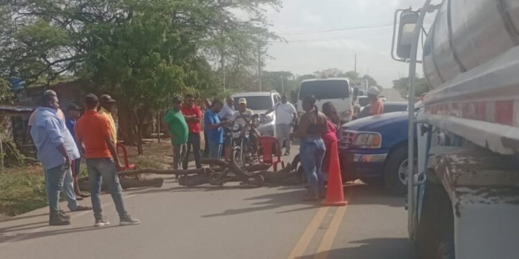 Comunidad bloquea la vía Maicao – Paradero por falta de agua potable y servicio eléctrico