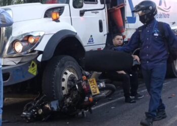 Accidente entre motocicleta y camión recolector en la vía a Valledupar deja solo daños materiales