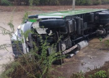 Accidente en la vía Riohacha–Cuestecitas: Camión se volcó por condiciones húmedas de la calzada