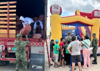 Ejército, ICBF y entidades entregan más de mil mercados a familias del asentamiento La Pista en Maicao