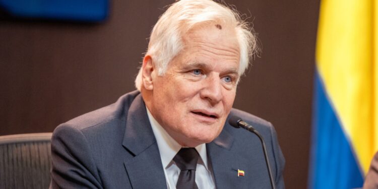 Miguel Uribe Londoño retoma su aspiración presidencial y lanza críticas al Centro Democrático