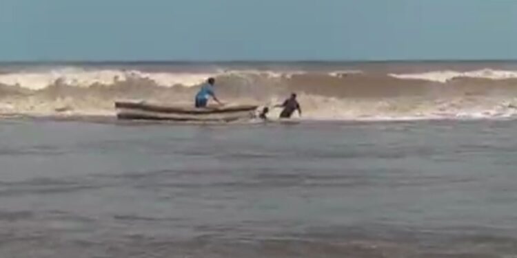 Salvavidas rescatan a menores arrastrados por fuerte corriente en playas de Riohacha