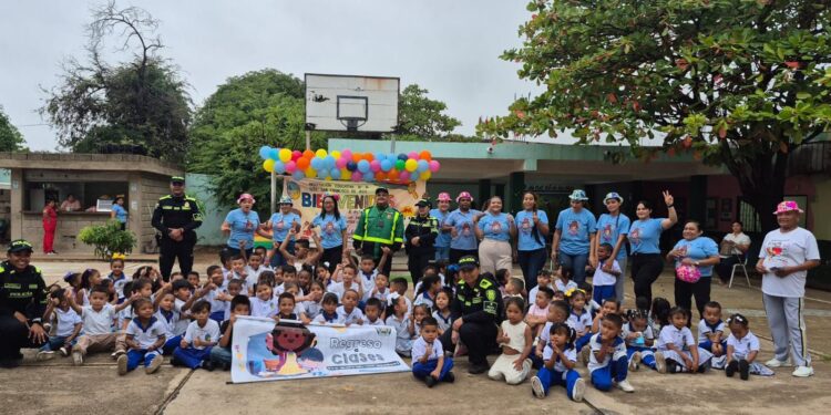 Policía acompaña el regreso a clases y refuerza la seguridad escolar en Maicao