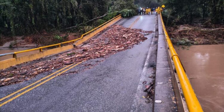 Colapso de puente por creciente del río Mendihuaca mantiene cerrada la Troncal del Caribe